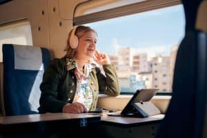 Frau arbeitet während ihrer Reisezeit im Zug