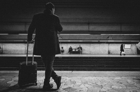 Dienstreisen Mann am Bahnsteig