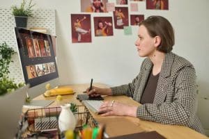 Frau sitzt im Homeoffice und macht kreative Arbeit