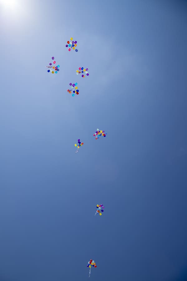 Bunte Luftballons die den Himmel aufsteigen symbolisieren ein freies Mindset