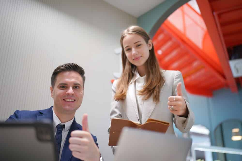 Zwei Mitarbeiter mit positivem Mindset