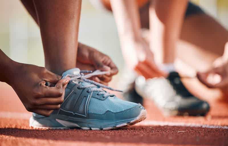 Laufschuhe werden geschnürt