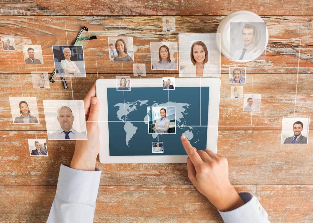 Ein Tablet mit viele Kandidaten verteilt auf einer Weltkarte