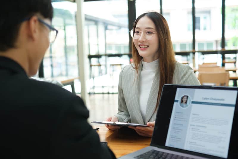Eine Personalakte einer Frau im Personalgespräch