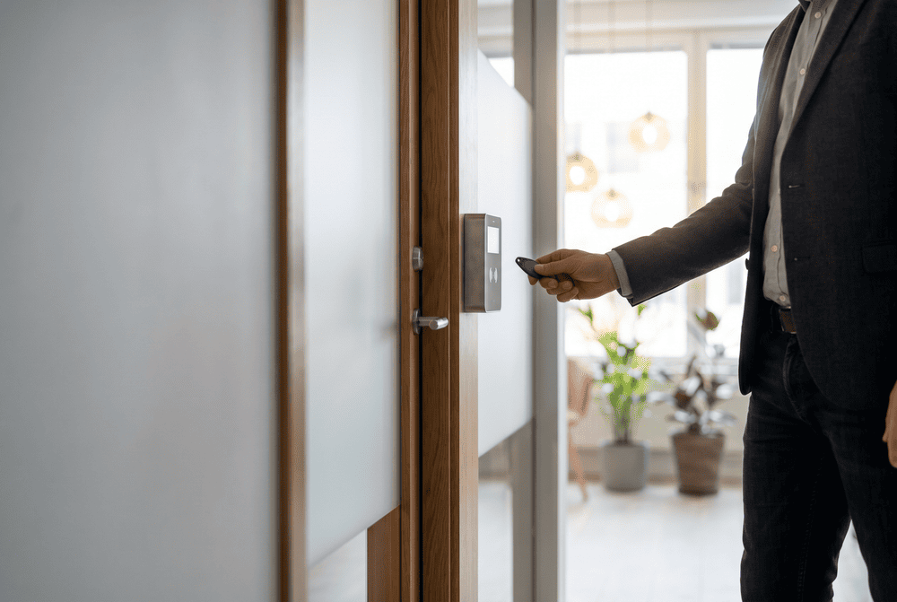 Ein Mitarbeiter stempelt seine Arbeitszeit